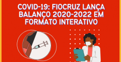 Imagem em fundo laranja, com o título "Covid-19: Fiocruz lança Balanço 2020-2022 em formato interativo" e duas imagens abaixo do título. Uma mostra o braço de uma mulher tomando vacina e a outra mostra um pesquisador segurando uma prancheta e usando máscara.